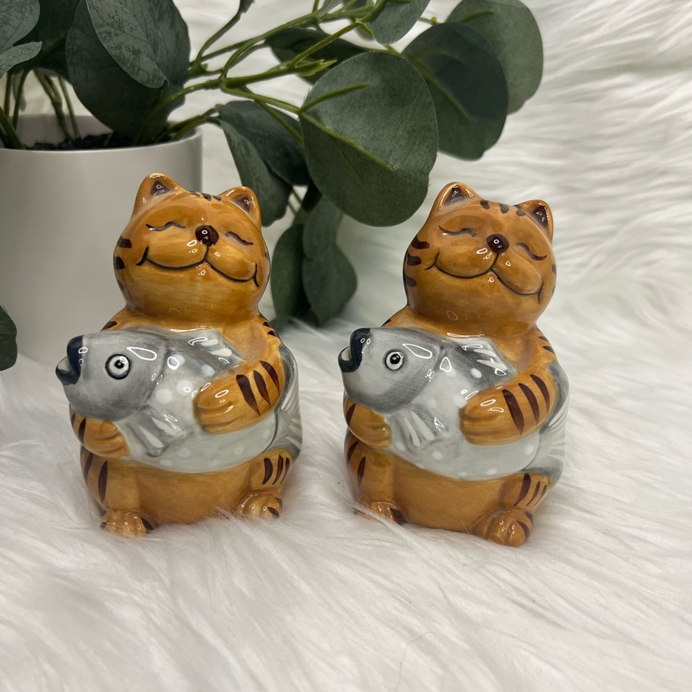 Cat With Fish In Paws Salt and Pepper Shakers - Orange Brown & Silver